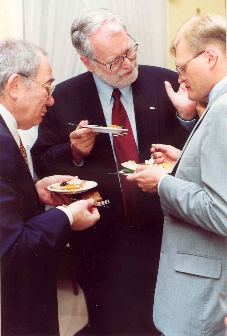 Zarząd FNP w roku 1992, od lewej: prof. Marian Grynberg, prof. Maciej W. Grabski, Grzegorz Krawczyk